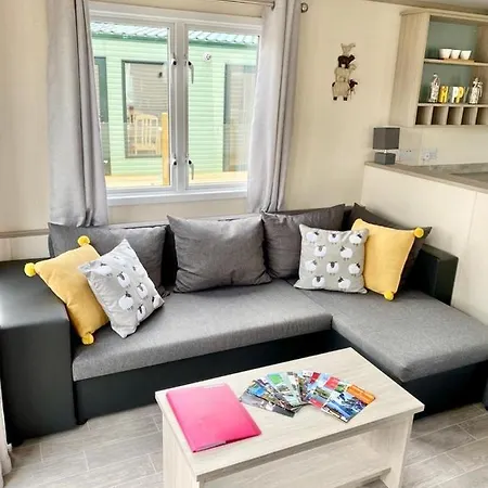 Poppy 2 Bed, Wifi, Pets Welcome Plot 40 No Commercial Lettings *